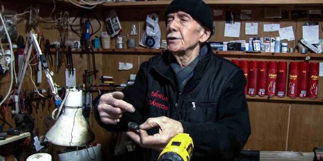 69 yıldır 20 metrekarede çalışıyor: Ellerinde ziyneti dönüştürüyor 4